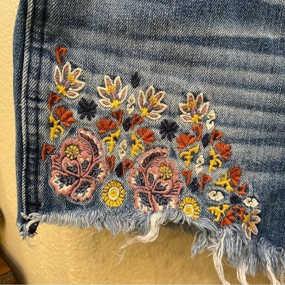 HOLLISTER Girls Junior Embroidered High-Rise Raw Frayed Hem Jean Shorts Sz 5/27 - Picture 3 of 6